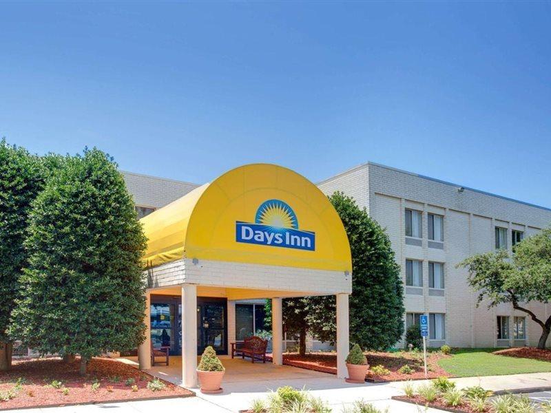 Days Inn By Wyndham Newport News City Center Oyster Point Exterior photo