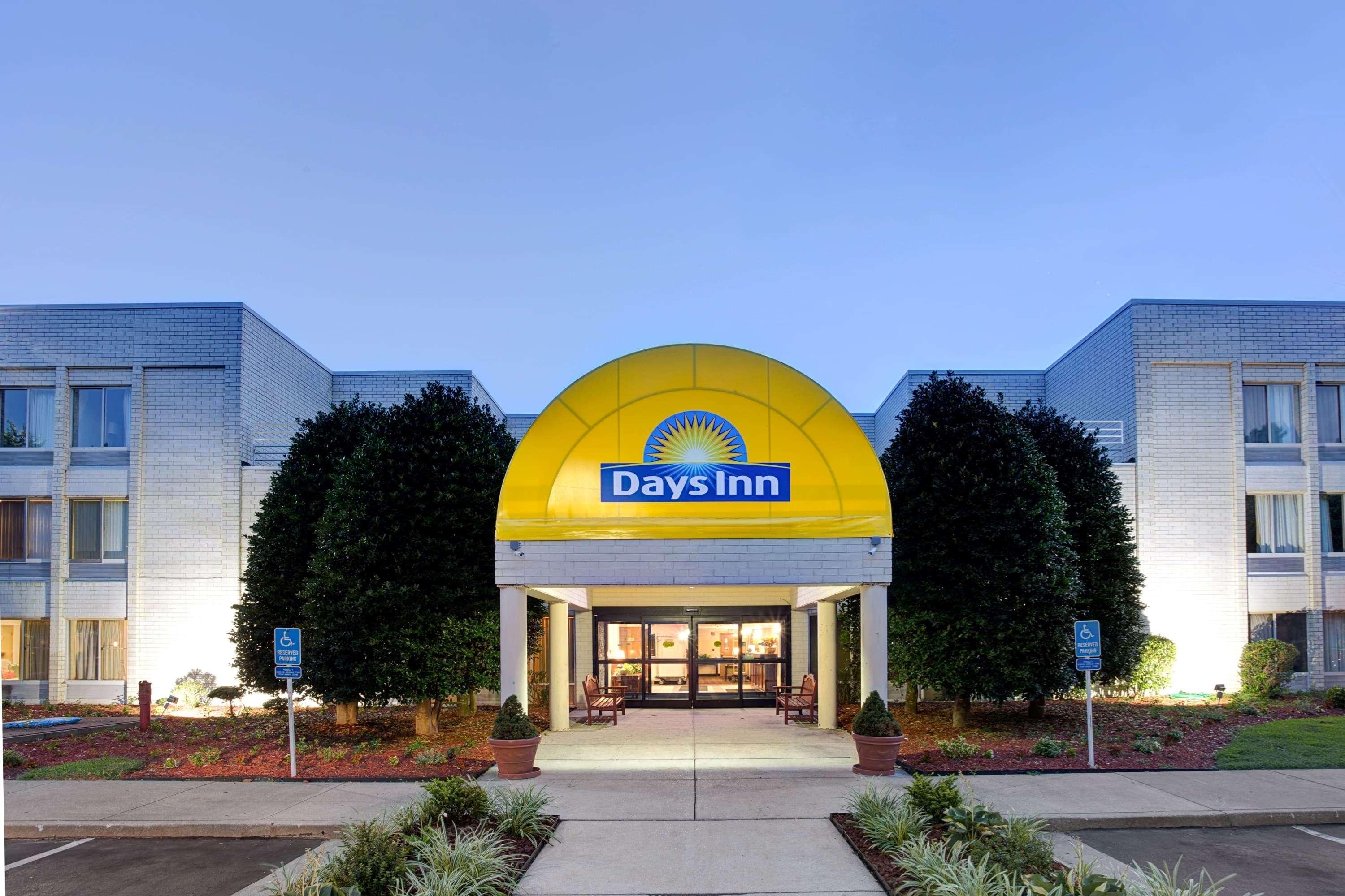 Days Inn By Wyndham Newport News City Center Oyster Point Exterior photo