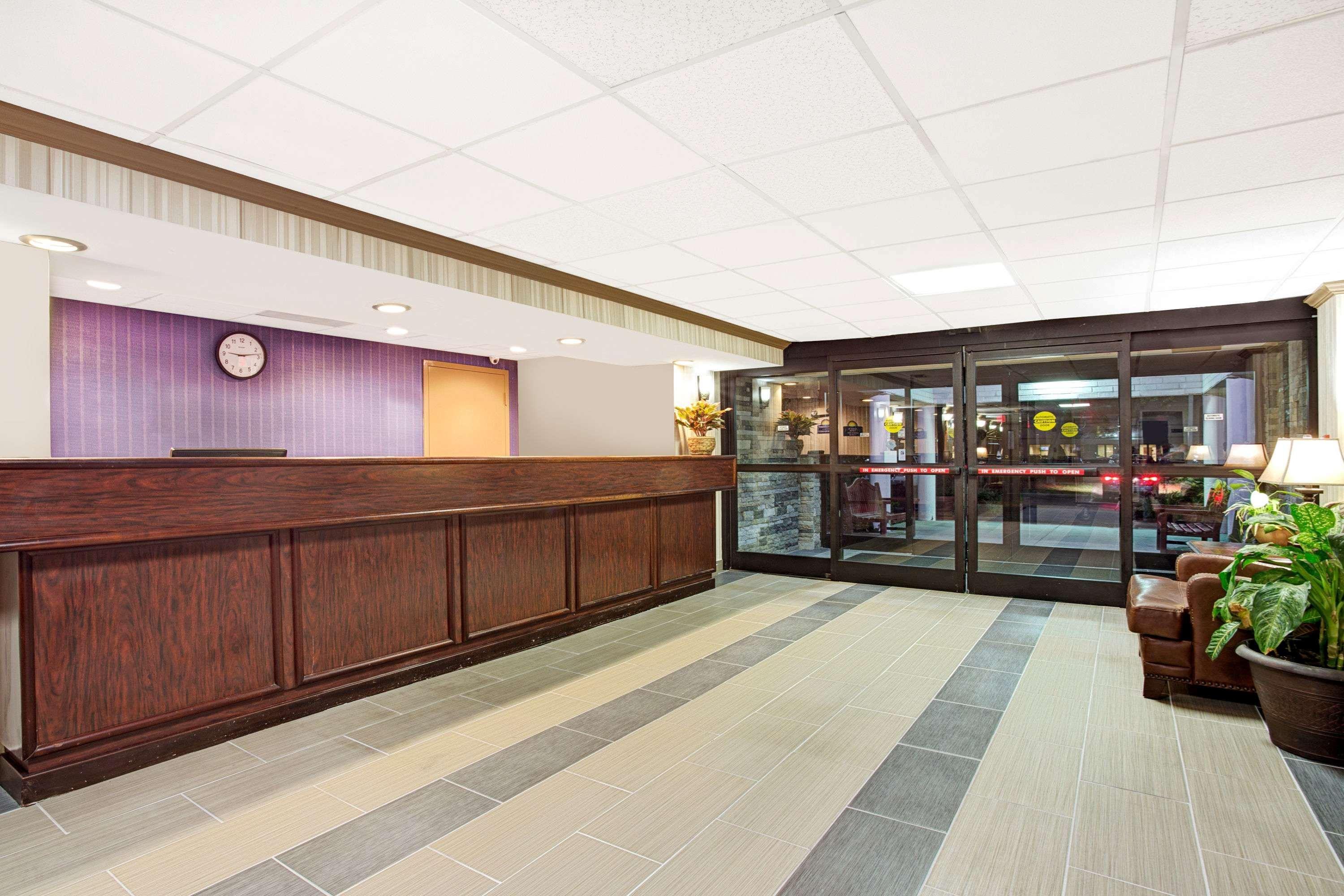 Days Inn By Wyndham Newport News City Center Oyster Point Exterior photo