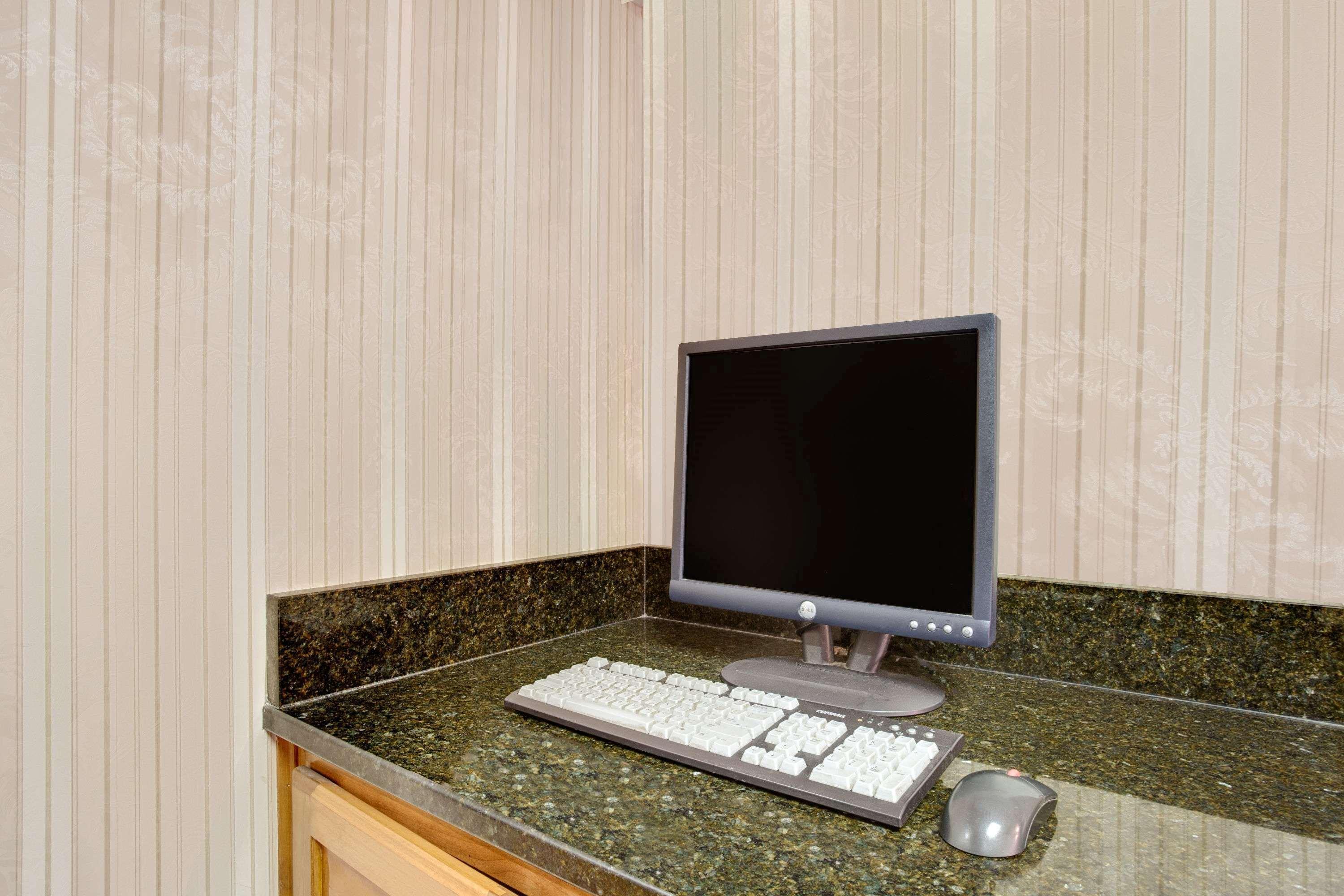 Days Inn By Wyndham Newport News City Center Oyster Point Exterior photo