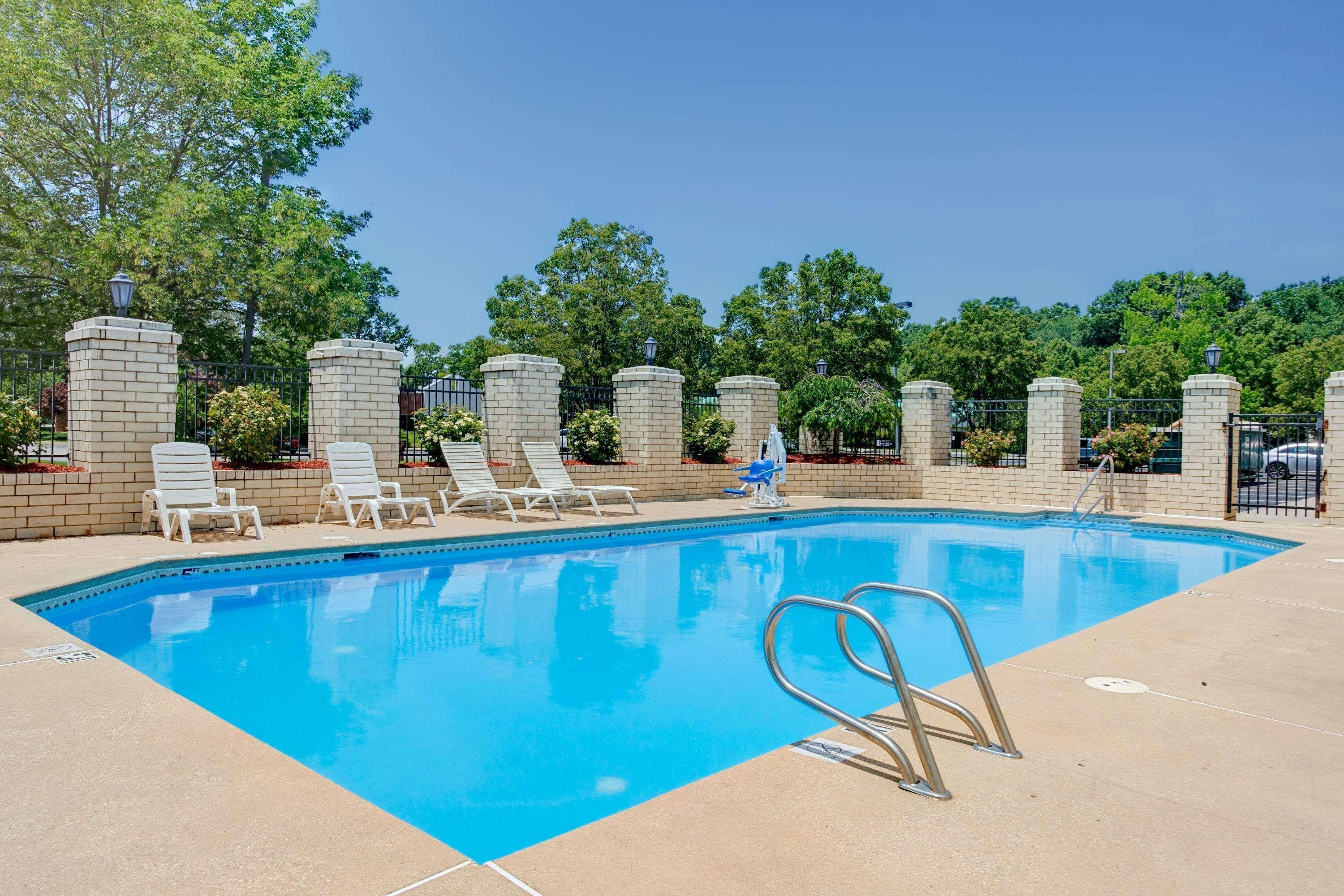 Days Inn By Wyndham Newport News City Center Oyster Point Exterior photo